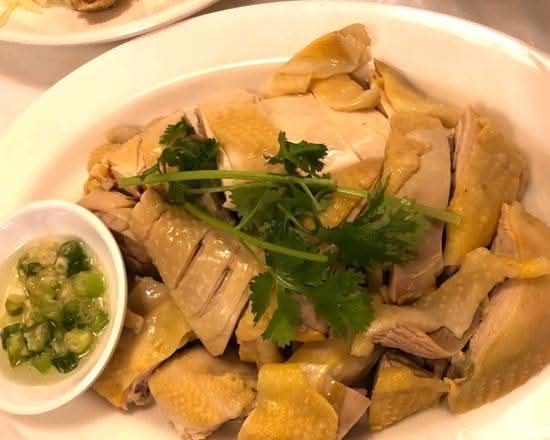 110. 1/2 Poulet à la Vapeur / Steamed Chicken 白切走地雞